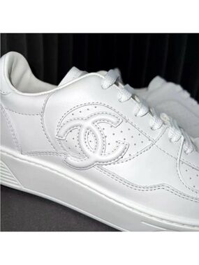 CHANEL White Leather Low-Top CC Logo Sneakers